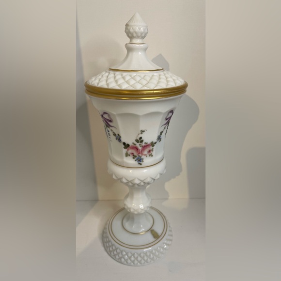 Pristine Vintage Westmoreland Milk Glass Wedding Vase with Gold Trim - Picture 12 of 16